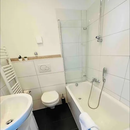 Zentral Gelegenes Und Stilvoll Möbliertes In Nur 5 Minuten Vom Hbf Und City, Ideal Für Pendler Und Messebesucher Apartment Duisburg