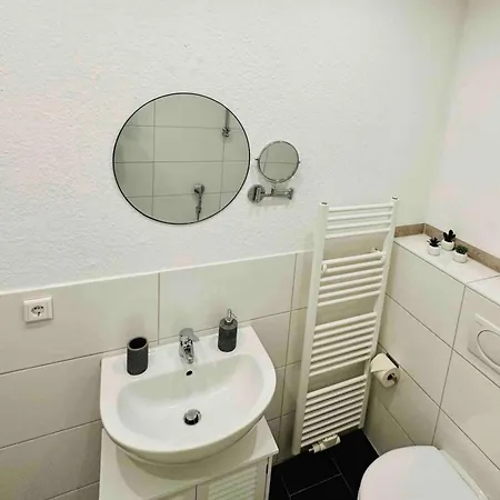 Zentral Gelegenes Und Stilvoll Möbliertes In Nur 5 Minuten Vom Hbf Und City, Ideal Für Pendler Und Messebesucher Apartment Duisburg