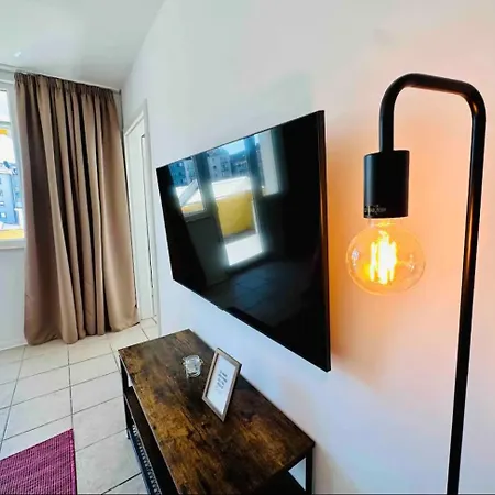 Zentral Gelegenes Und Stilvoll Möbliertes In Nur 5 Minuten Vom Hbf Und City, Ideal Für Pendler Und Messebesucher Duisburg