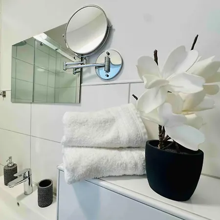 Zentral Gelegenes Und Stilvoll Moebliertes In Nur 5 Minuten Vom Hbf Und City, Ideal Fuer Pendler Und Messebesucher *