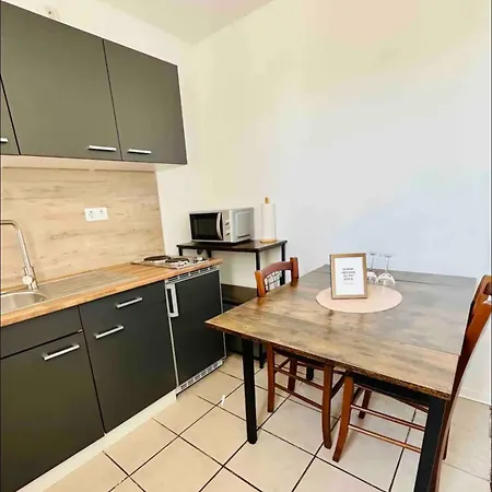 Apartment Zentral Gelegenes Und Stilvoll Möbliertes In Nur 5 Minuten Vom Hbf Und City, Ideal Für Pendler Und Messebesucher *