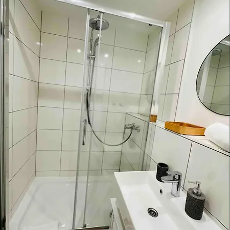 Zentral Gelegenes Und Stilvoll Moebliertes In Nur 5 Minuten Vom Hbf Und City, Ideal Fuer Pendler Und Messebesucher *